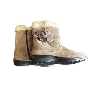 Clarks Beige Suede Faux Fur Side Zipper Buttons Flat Boots Size 7.5 M Women’s